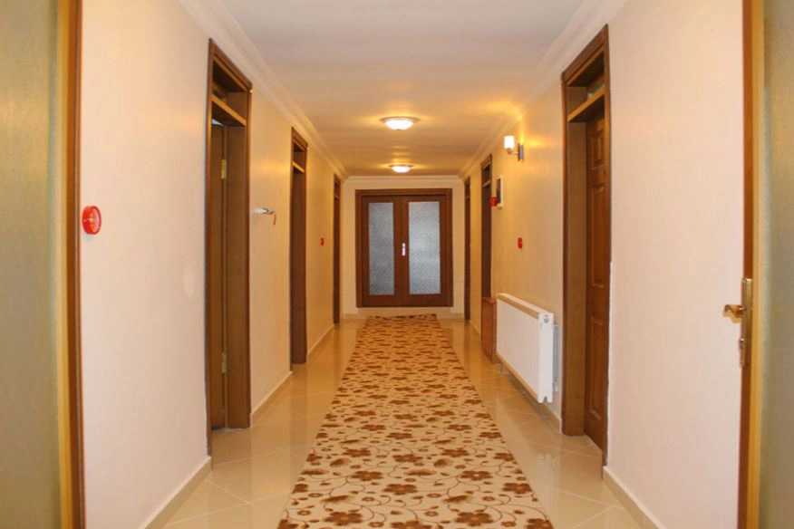 otel kapıları ve otel konsepti 62