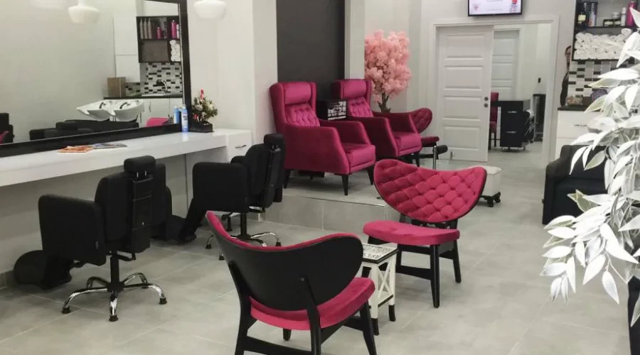 Güzellik Merkezinin Makyaj Masası Ve Aynasının Montajı